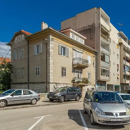 Esperanza Suits Apartment Split