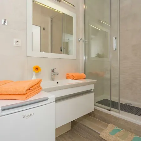 Esperanza Suits Apartment Split